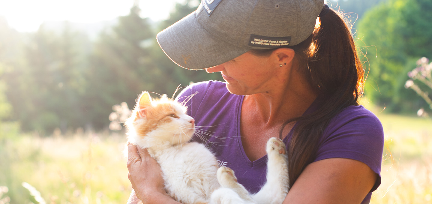 Angelika Anzinger mit Katze am Kroneggerhof