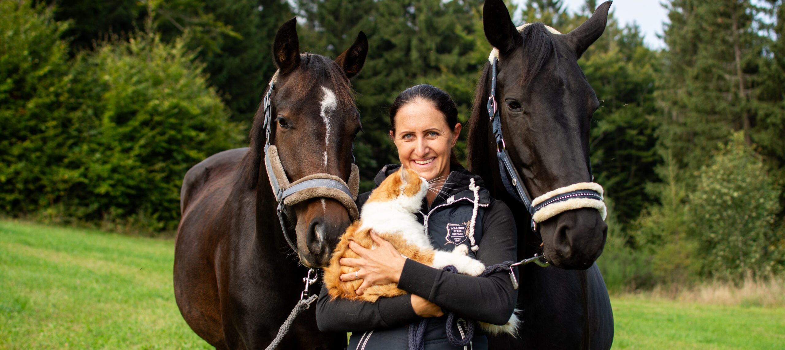 Angelika Anzinger, die Stallbesitzerin vom Kroneggerhof, mit ihren beiden Dressurpferden Lani und Symphonie.