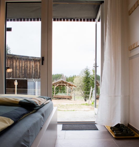 Gästezimmer am Kroneggerhof mit Blick auf die Pferde, Urlaub am Reiterhof